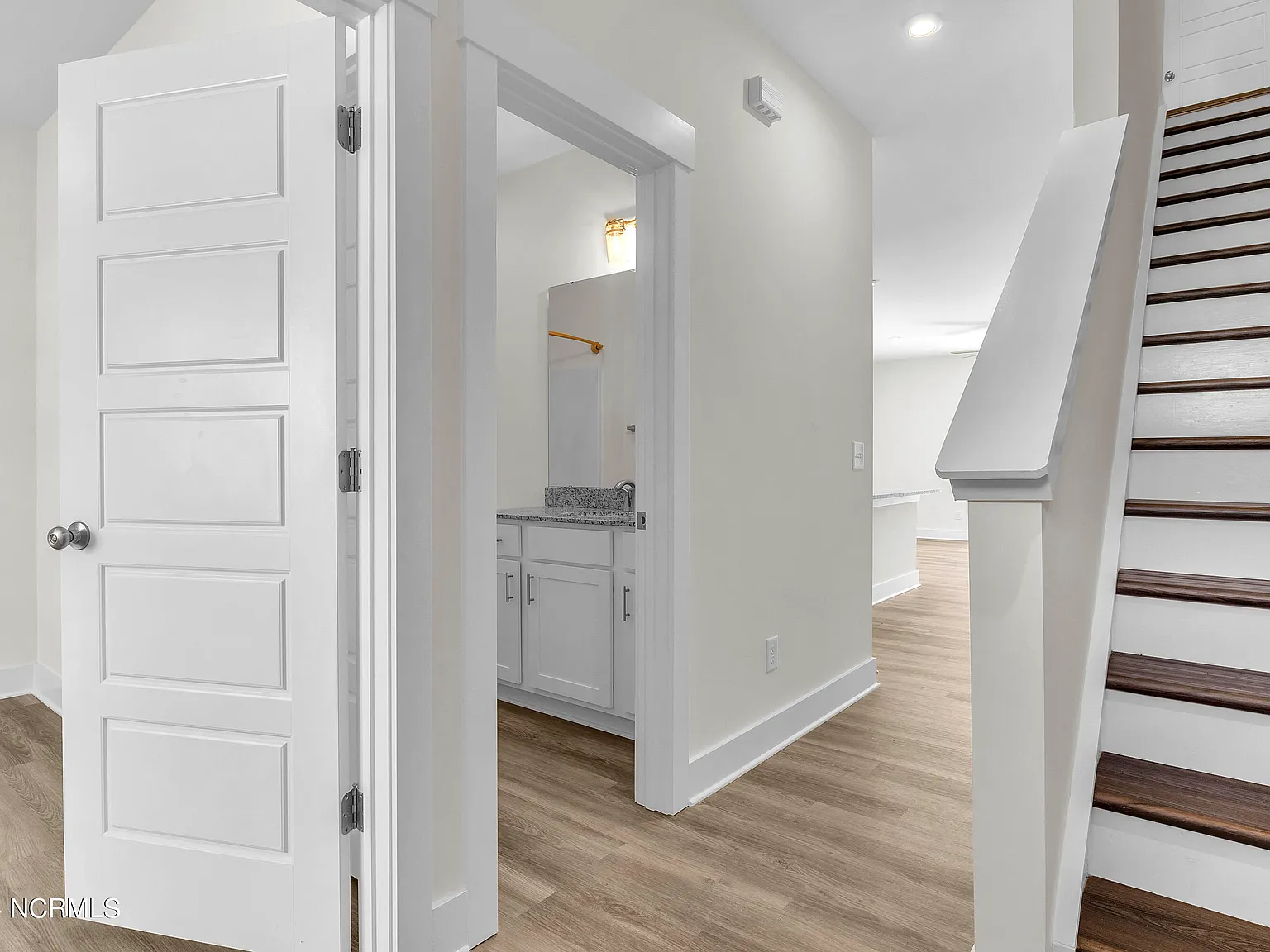 3 bed, 3.0 bath, 1698 sqft, $1,915 — Photo 3
