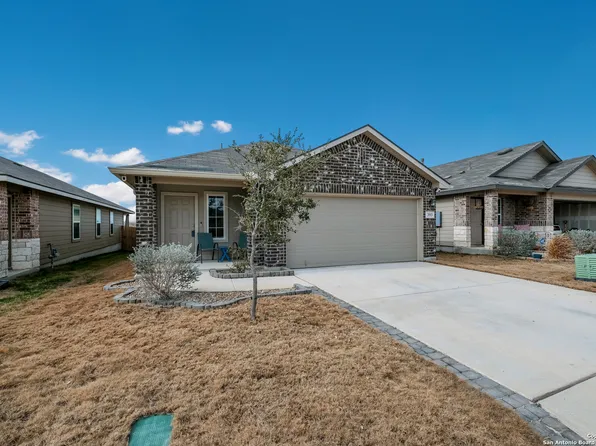 393 Middle Green Loop, Floresville, TX 78114