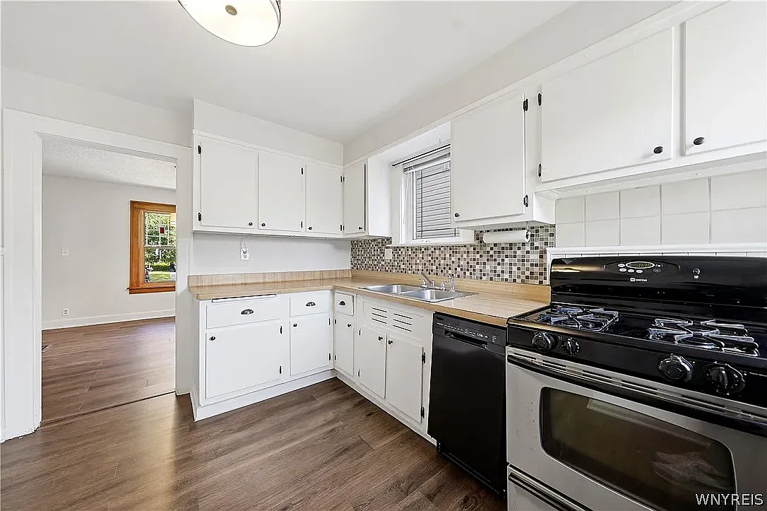 3 bed, 1259 sqft, $2,200 — Photo 4