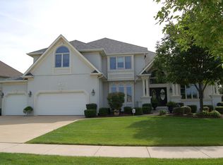 2640 Charlestowne Ln, Naperville, IL 60564