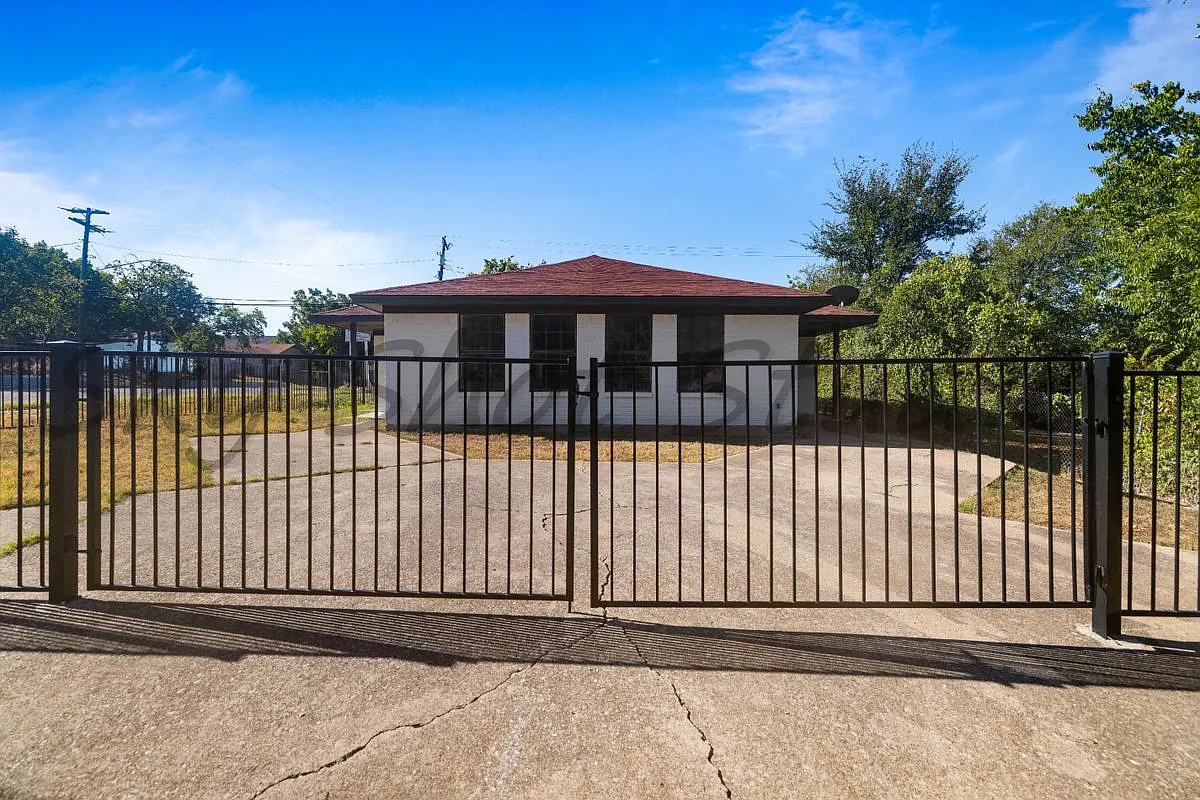 3 bed, 1.0 bath, 952 sqft, $1,400 — Photo 1
