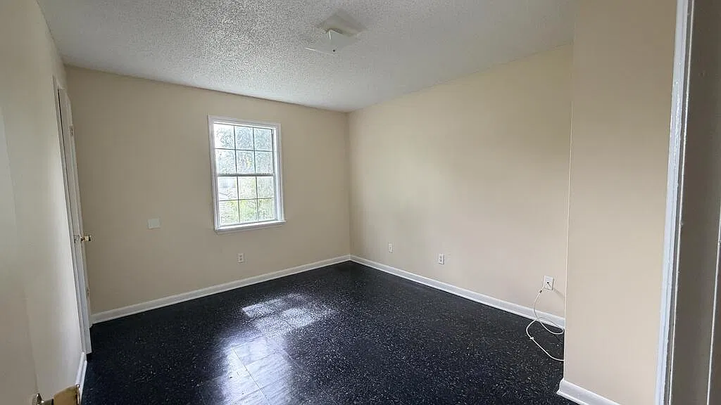 3 bed, 2.0 bath, 1300 sqft, $850 — Photo 4