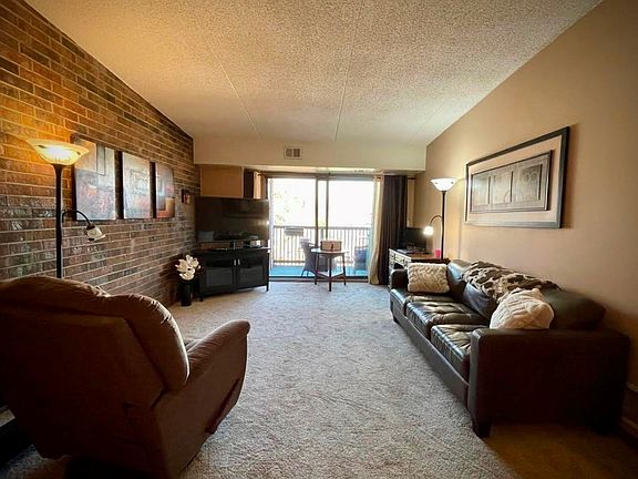 Vaulted Ceilings and a "birds eye" view! High Plush Carpeting new in 2019!