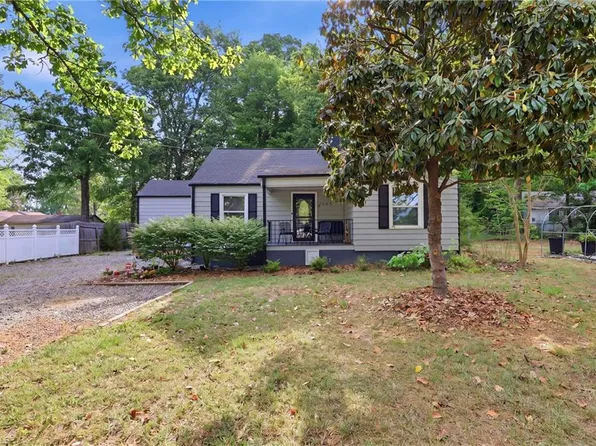 2605 Pinecroft Rd, Greensboro, NC 27407