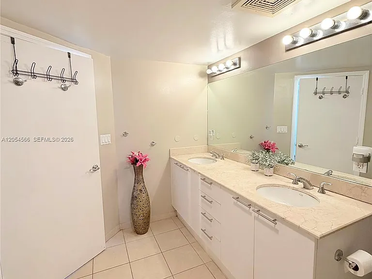 16699 Collins Ave #1410 — Photo 33