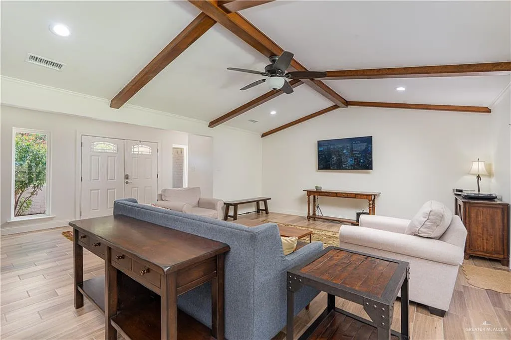 3 bed, 2.0 bath, 1795 sqft, $2,000 — Photo 3