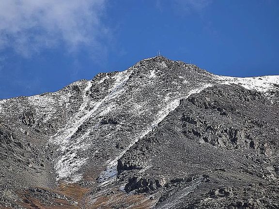 Close up rt. of snow line.