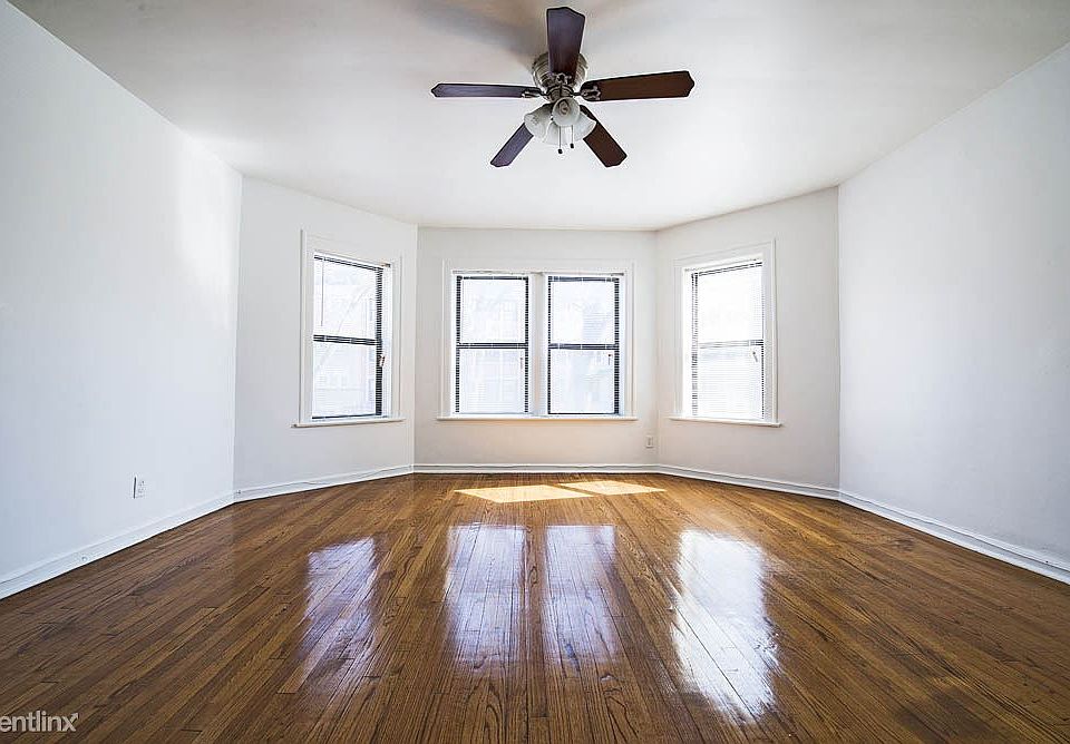 8208 S Drexel Blvd Apartments Chicago Living Room_01