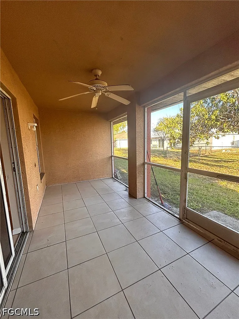 2 bed, 2.0 bath, 900 sqft, $1,200 — Photo 2