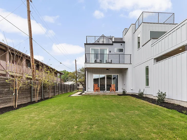 1402 Summit St #A — Photo 30