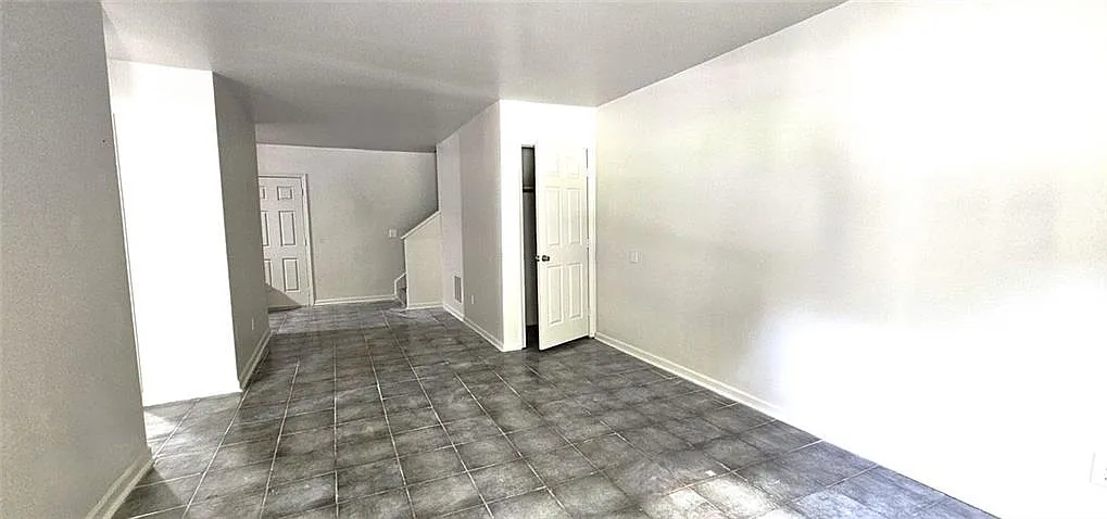 4 bed, 3.0 bath, $1,400 — Photo 1
