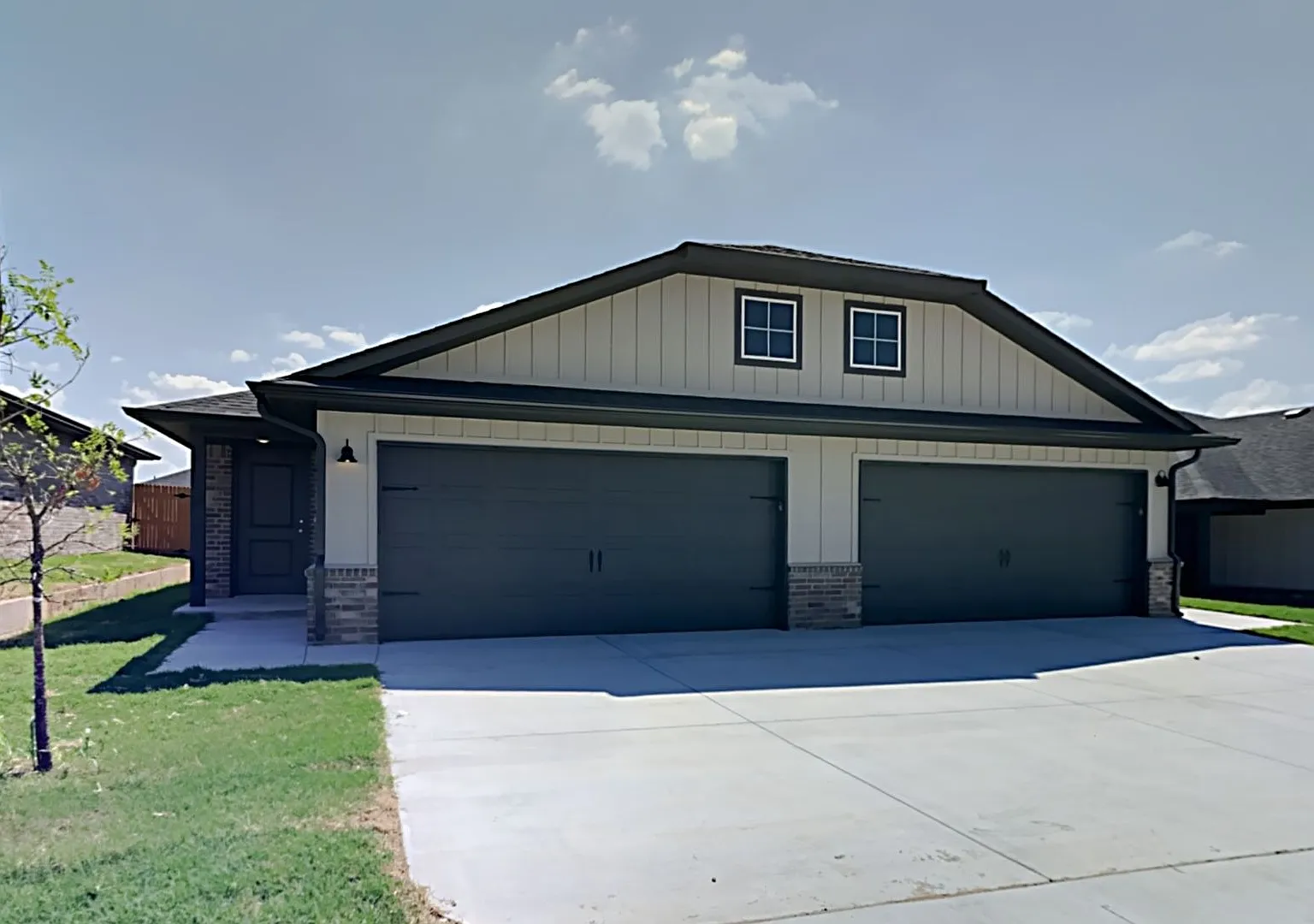 2 Bedroom 2 Bathroom 2 Car Garage Duplex Close to Broadway Extension, a short distance from Edmon... — Photo 1