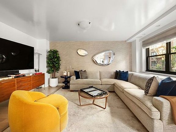 4th image of 176 E 77th St APT 4D