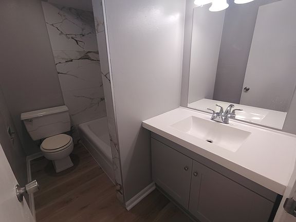 4th image of 2339 Forest View Rd