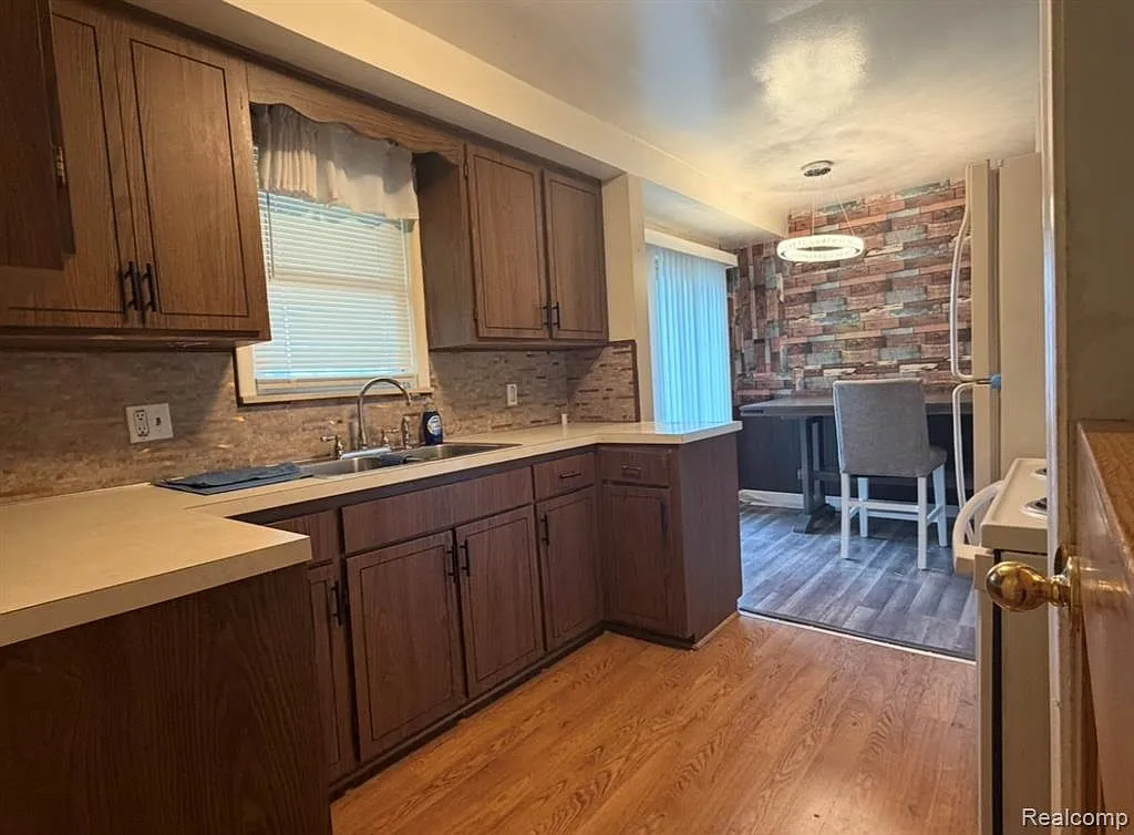 3 bed, 1.0 bath, 905 sqft, $1,300 — Photo 2