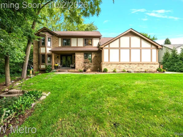 294 Miracle Dr, Troy, MI 48084