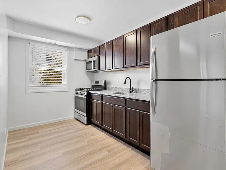 121 Yuma St SE — Photo 1