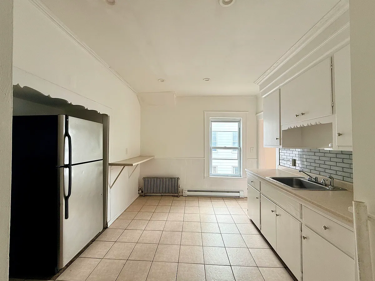 Building Photo - 28 Brook St #2