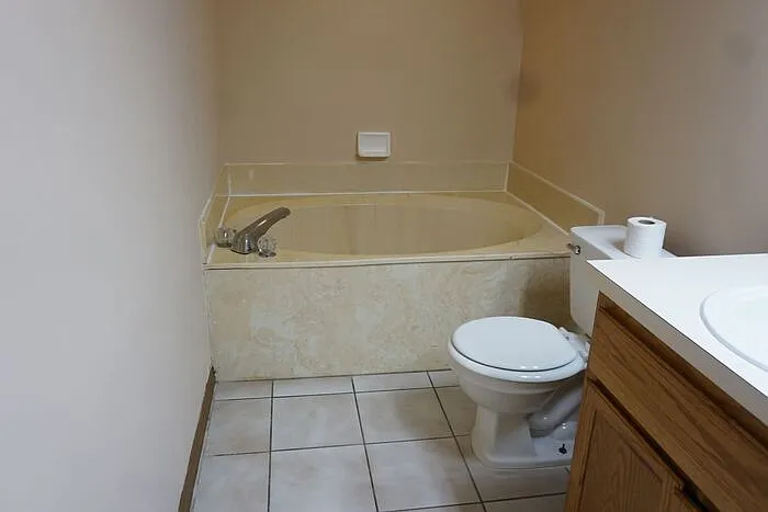 5558 Bennington Dr — Photo 9