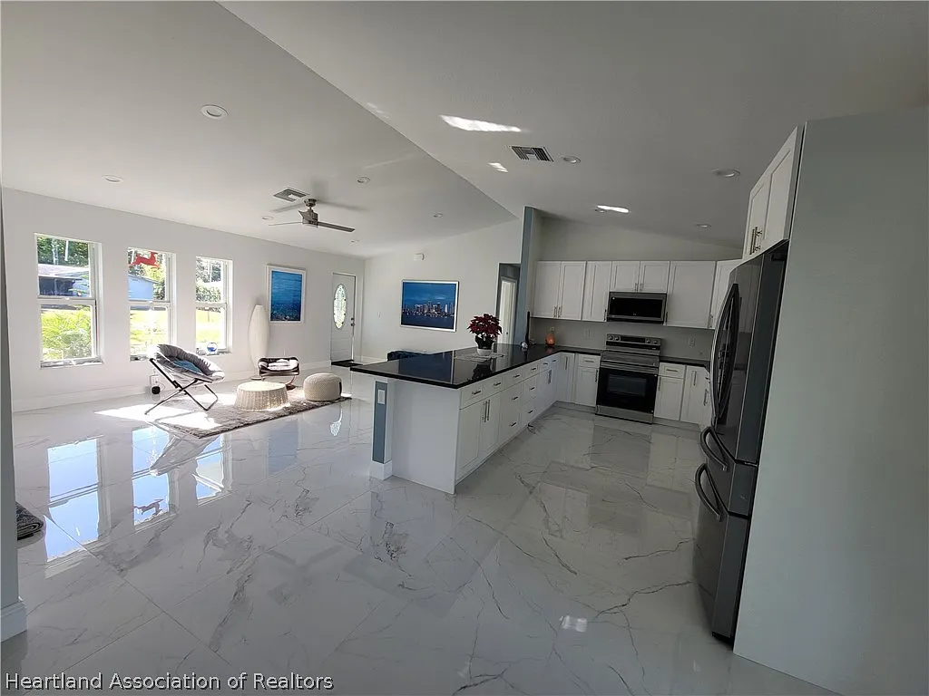 3 bed, 2.0 bath, 1310 sqft, $2,400 — Photo 3
