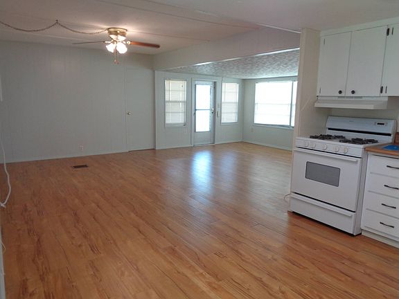 3rd image of 70 Violet Ln #70