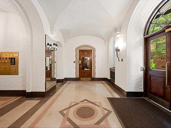 3rd image of 431 W Oakdale Ave APT 14A