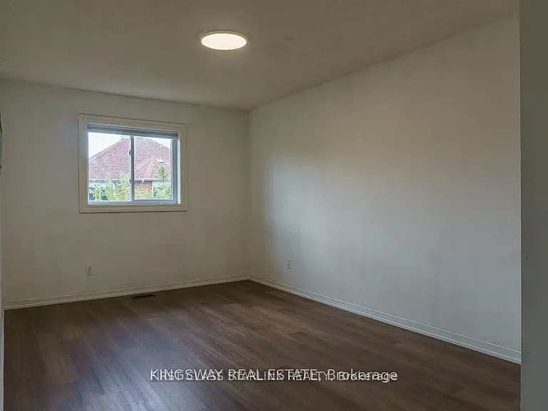 1048 Charminster Cres — Photo 11