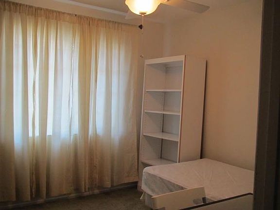 Bedroom 1: Big shelves