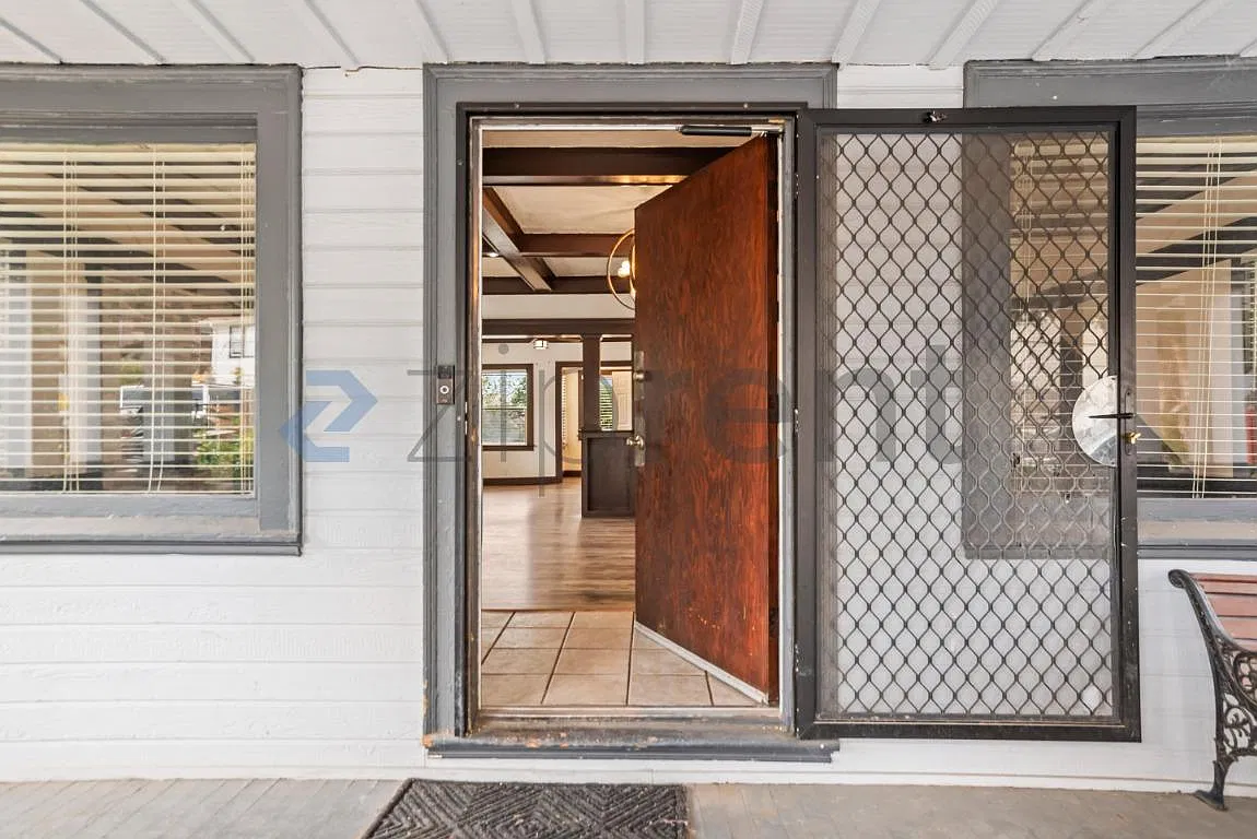 5 bed, 2.5 bath, 2400 sqft, $5,000 — Photo 4