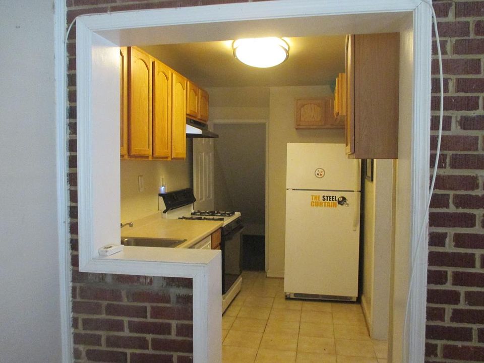 2nd image of 736 Hilltop Ter SE