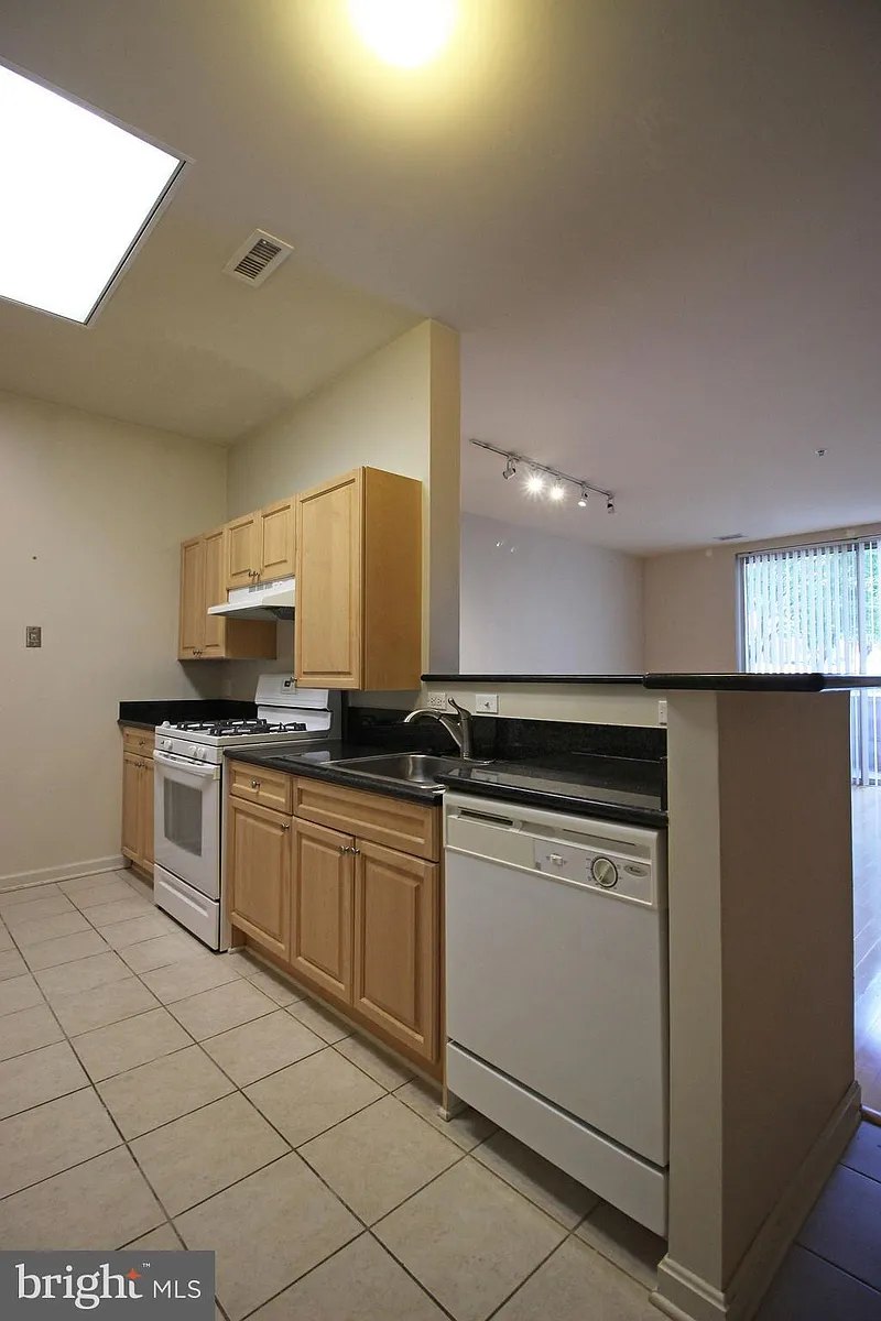 Building Photo - 2726 Gallows Rd #112