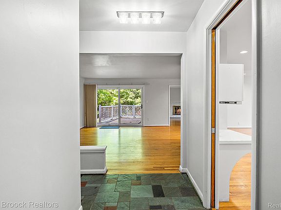 4th image of 966 Woodlea Rd