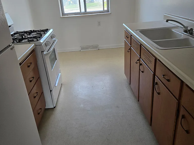 N Rockwood Dr — Photo 5
