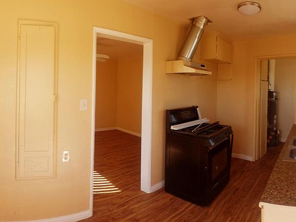 5th image of 10906 3/4 S Figueroa St #10906-3/4