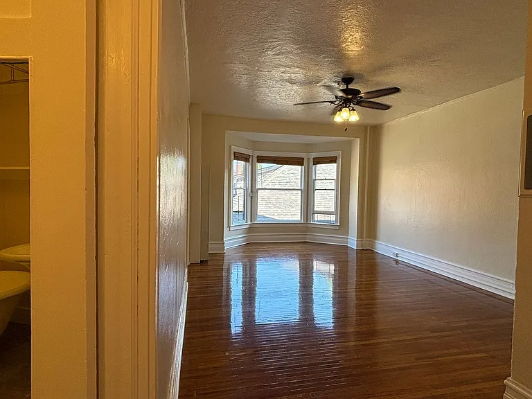 Lucretia Court Apartments — Photo 8