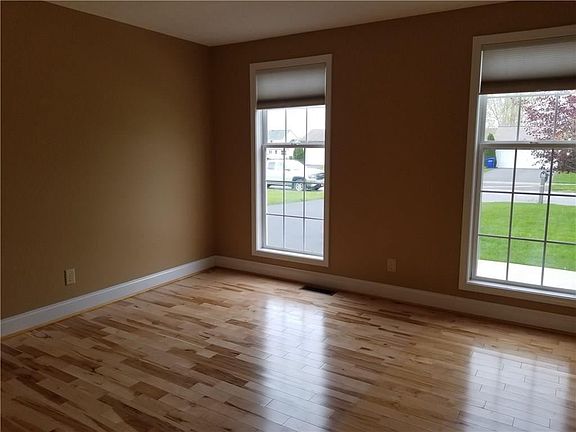 5th image of 422 Burch Farm Dr