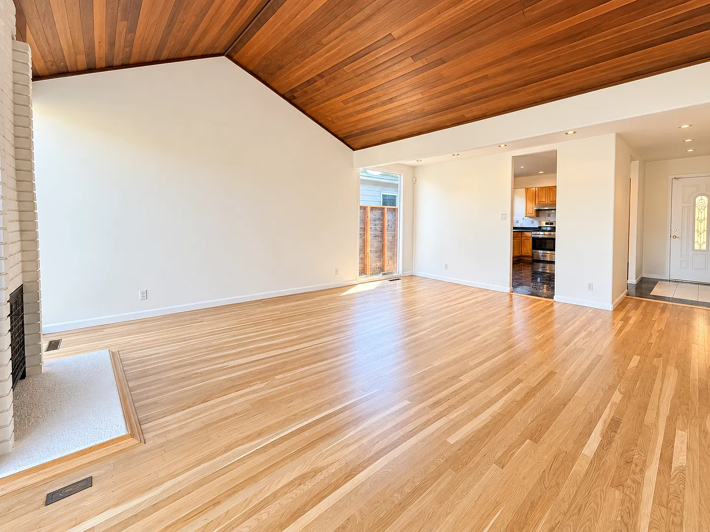 Spacious 3BR/2BA Millbrae Home with Large Backyard, Garage & Easy SF/Silicon Valley Access — Photo 3