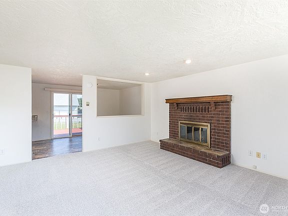 3rd image of 872 E Spruce Street