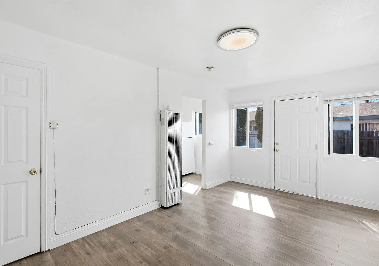 11901 S San Pedro St — Photo 2