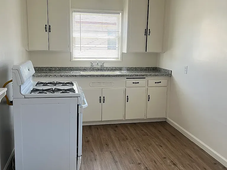 2325 Chester Ln #F — Photo 5