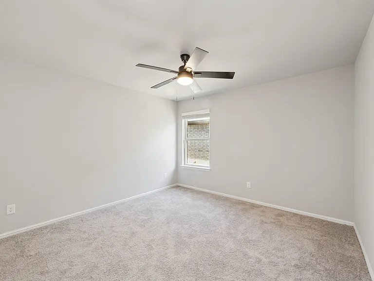 1421 Avalon Ct — Photo 16