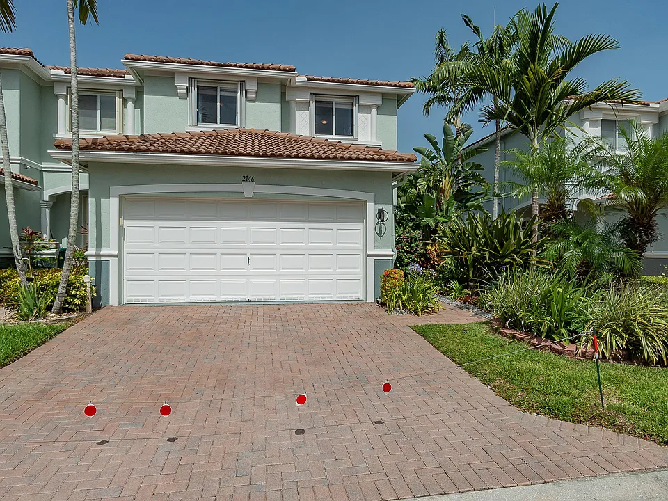 2146 Oakmont Dr