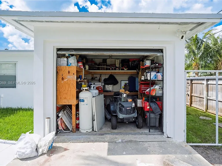 641 SW 6th St — Photo 3