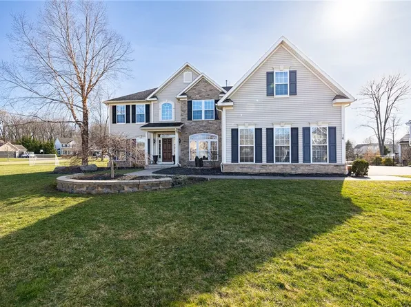 16 Galante Cir, Webster, NY 14580
