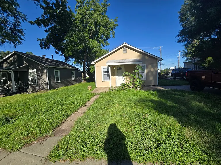 539 NE Lake St — Photo 1