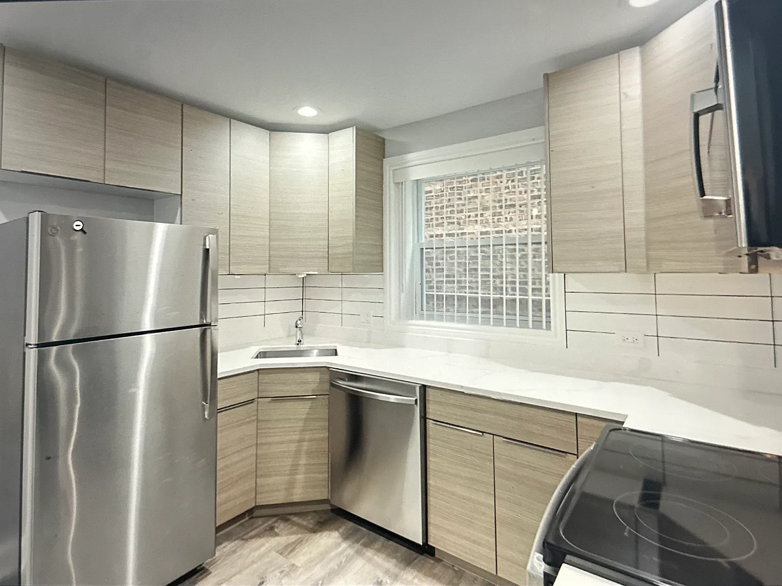 3 bed, 980 sqft, $3,000 — Photo 1