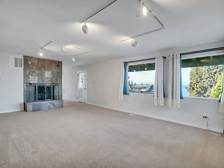 1058 California Ln SW — Photo 7