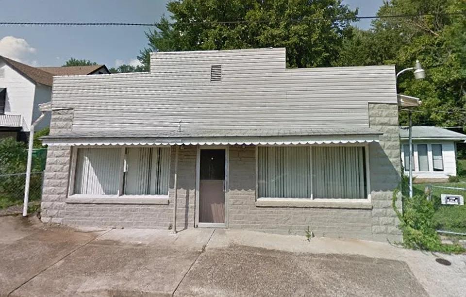 313 Station St