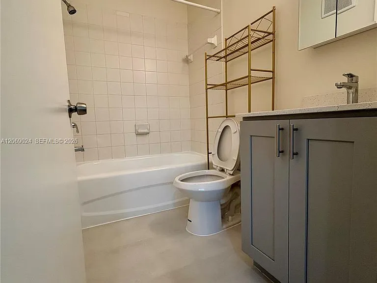 1260 SE 27th St #204 — Photo 9
