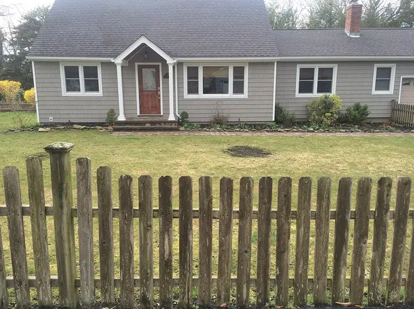 21 Honey Ln, Miller Place, NY 11764
